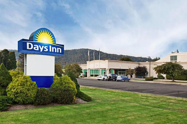 Days Inn by Wyndham Warren image 1