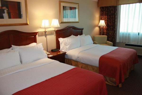Days Inn by Wyndham Warren image 11