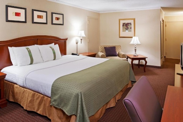 Days Inn by Wyndham Warren image 4