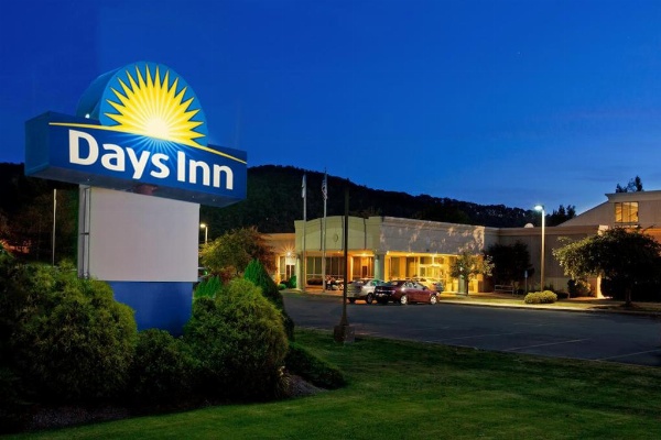 Days Inn by Wyndham Warren image 7